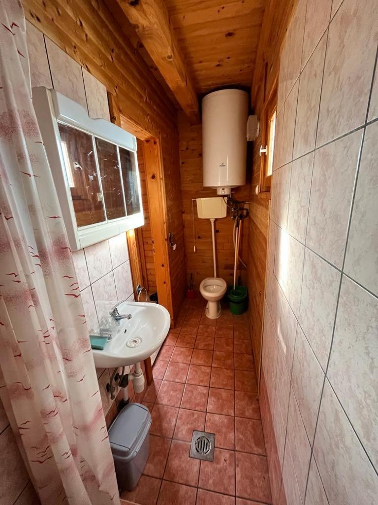 Almos Apartman Balatonfenyves Exteriör bild