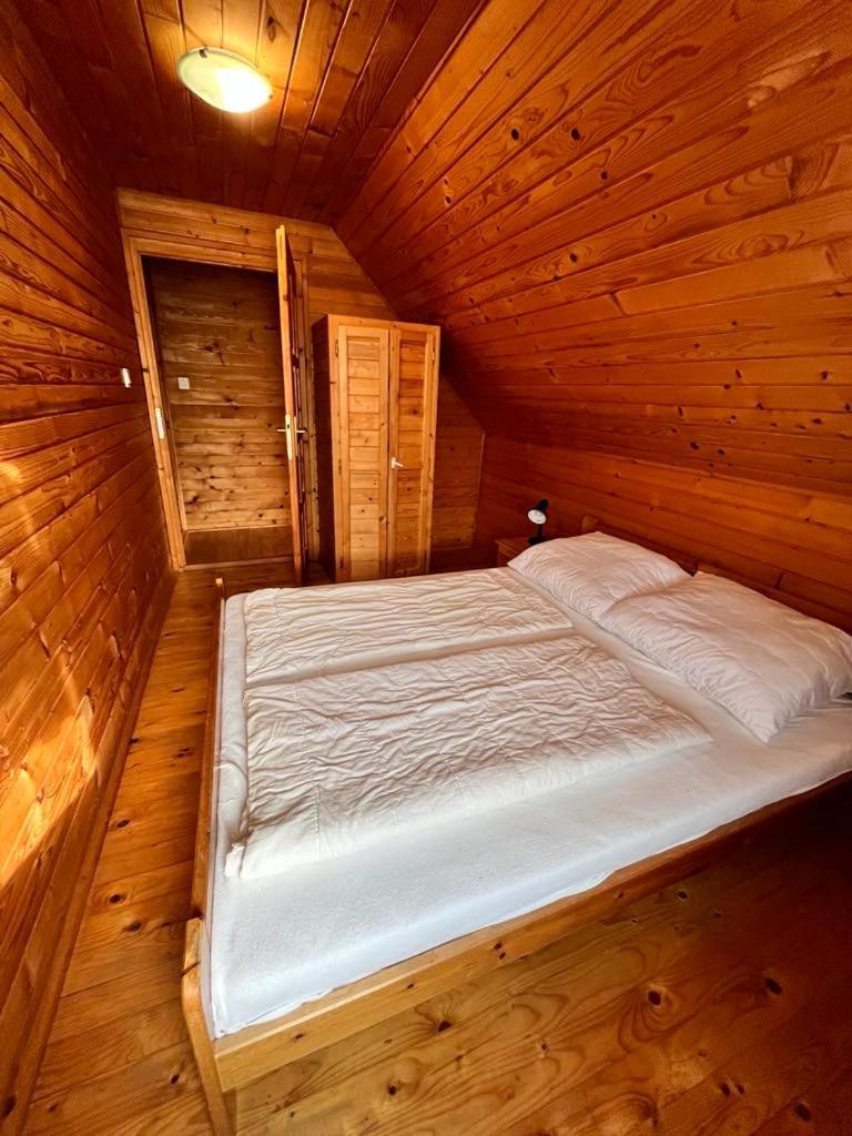 Almos Apartman Balatonfenyves Exteriör bild